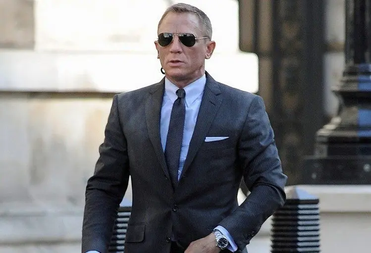 daniel craig in a suit